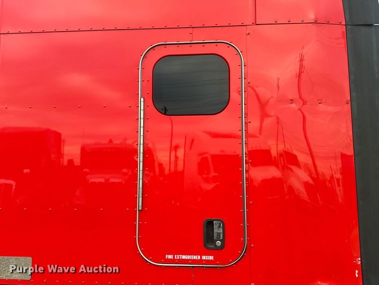 image for item EH3849 2017 Peterbilt  579 semi truck