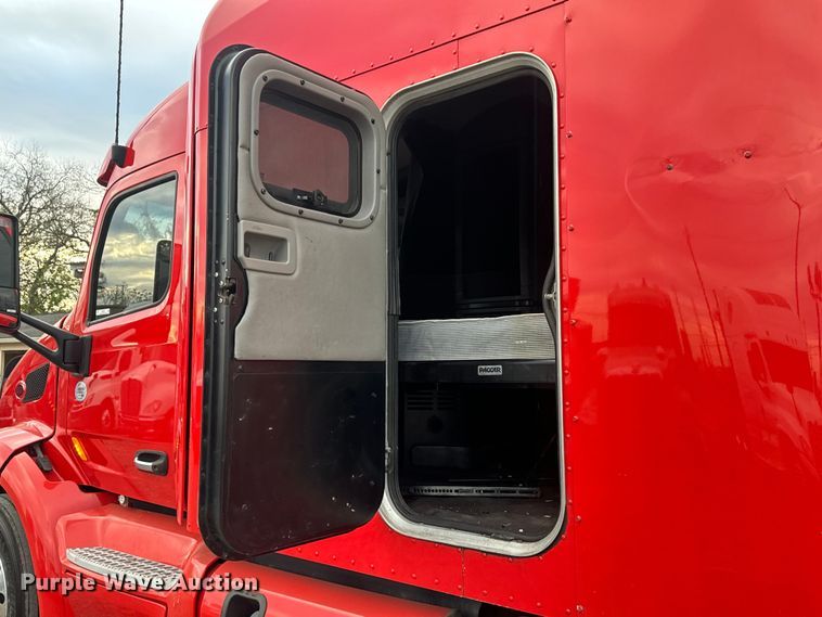 image for item EH3849 2017 Peterbilt  579 semi truck