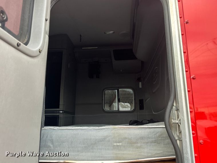 image for item EH3849 2017 Peterbilt  579 semi truck