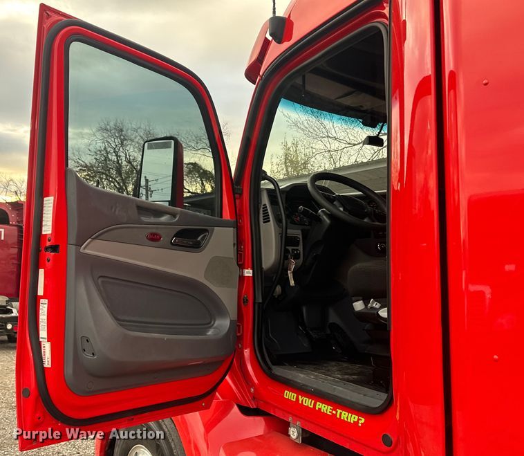 image for item EH3849 2017 Peterbilt  579 semi truck