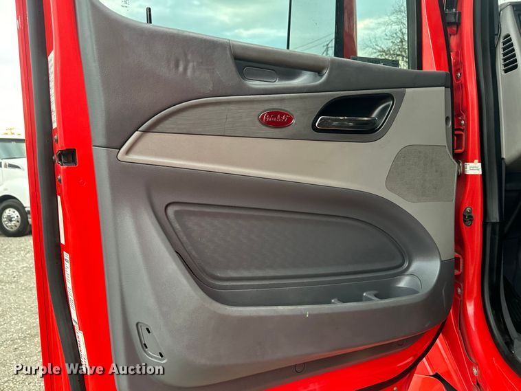 image for item EH3849 2017 Peterbilt  579 semi truck