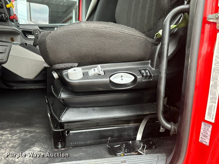 image for item EH3849 2017 Peterbilt  579 semi truck