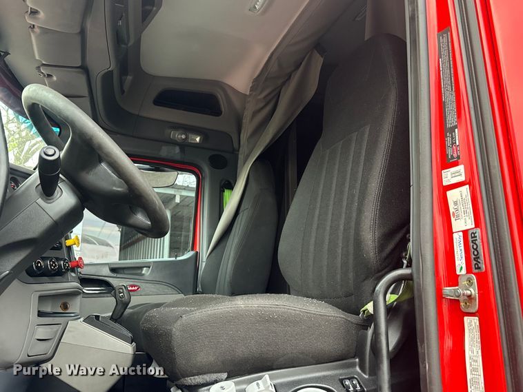 image for item EH3849 2017 Peterbilt  579 semi truck