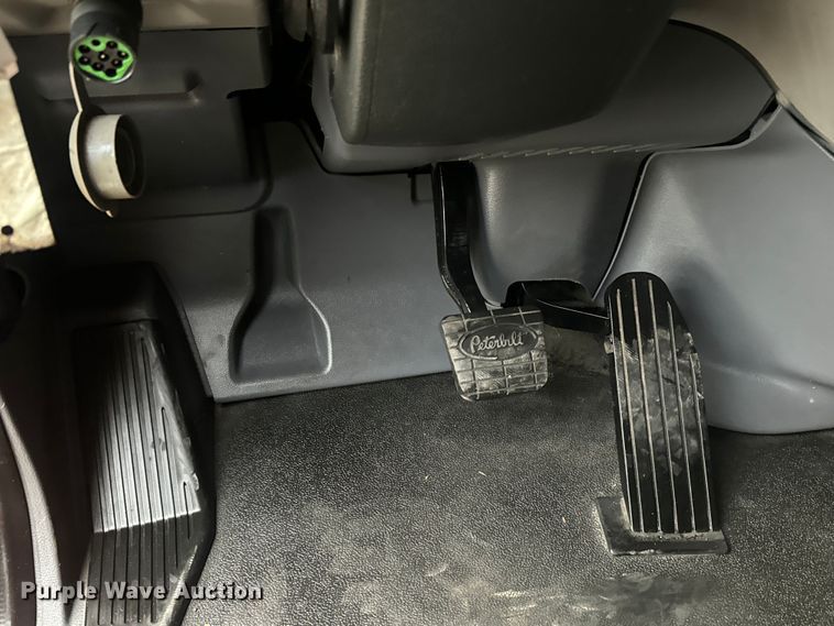 image for item EH3849 2017 Peterbilt  579 semi truck