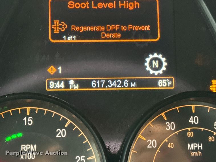 image for item EH3849 2017 Peterbilt  579 semi truck