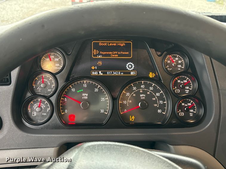image for item EH3849 2017 Peterbilt  579 semi truck