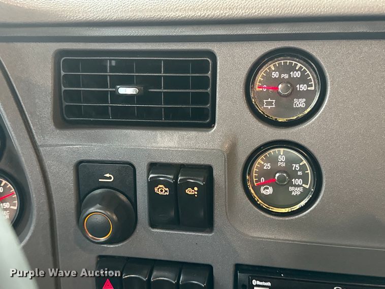 image for item EH3849 2017 Peterbilt  579 semi truck