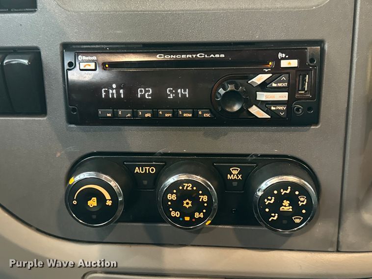 image for item EH3849 2017 Peterbilt  579 semi truck