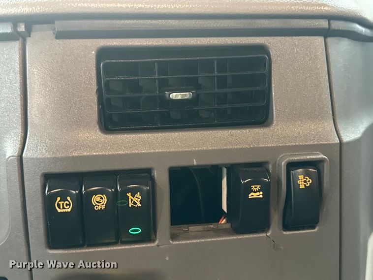 image for item EH3849 2017 Peterbilt  579 semi truck