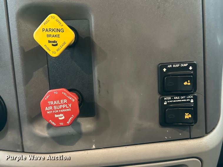 image for item EH3849 2017 Peterbilt  579 semi truck