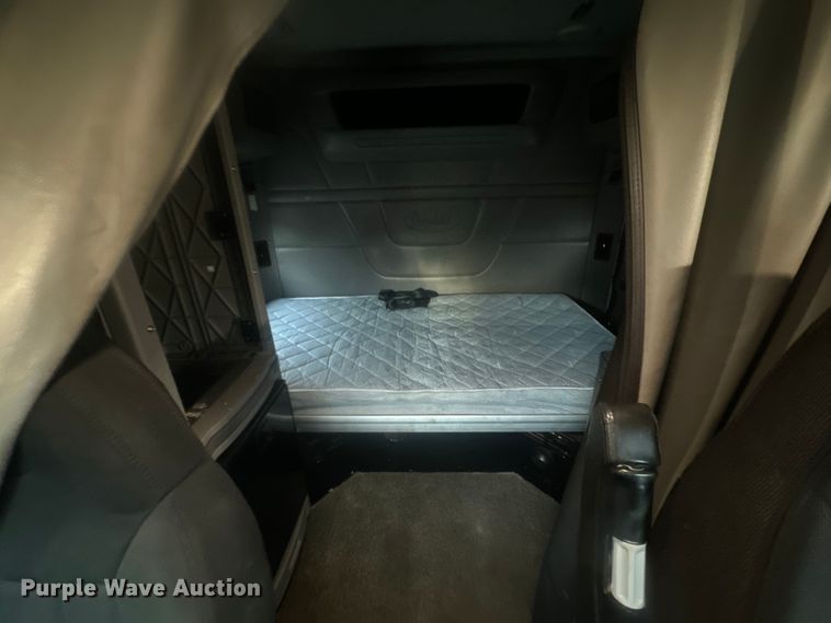 image for item EH3849 2017 Peterbilt  579 semi truck