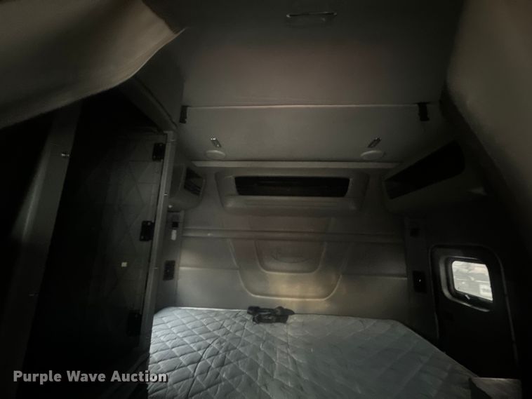 image for item EH3849 2017 Peterbilt  579 semi truck