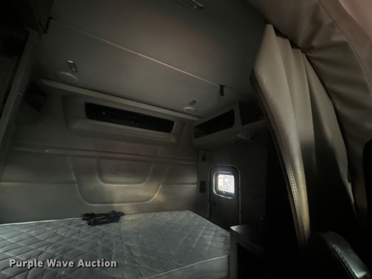 image for item EH3849 2017 Peterbilt  579 semi truck