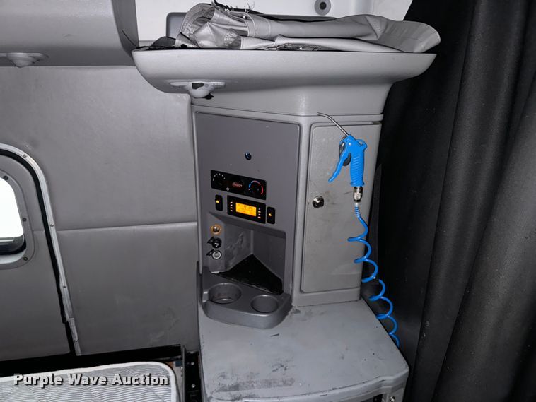 image for item EH3849 2017 Peterbilt  579 semi truck