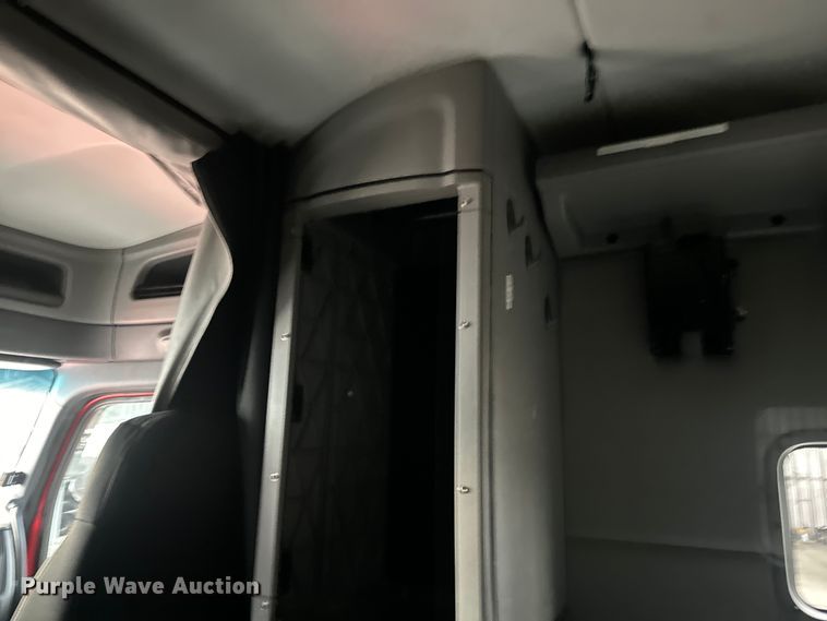 image for item EH3849 2017 Peterbilt  579 semi truck