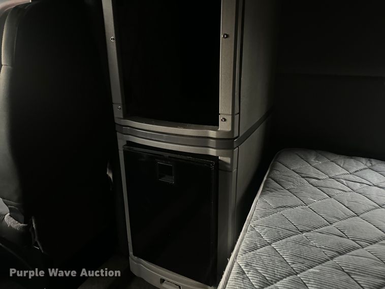 image for item EH3849 2017 Peterbilt  579 semi truck