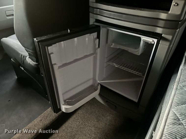 image for item EH3849 2017 Peterbilt  579 semi truck