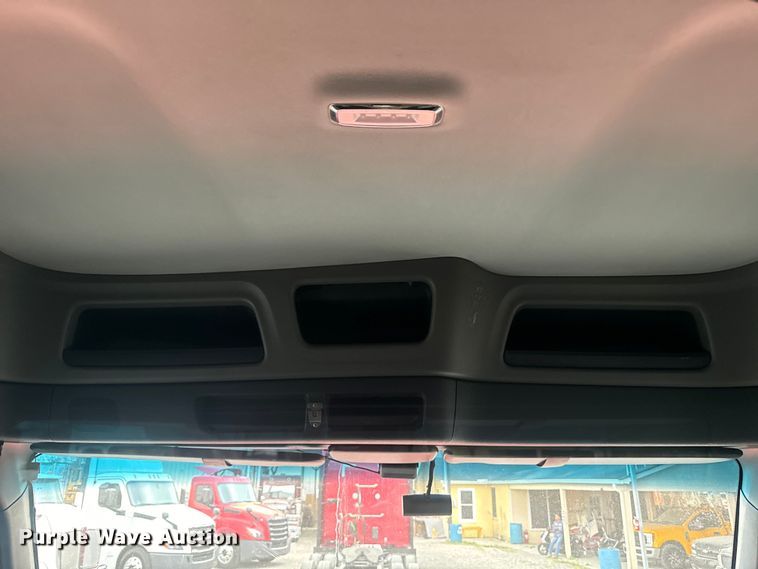 image for item EH3849 2017 Peterbilt  579 semi truck