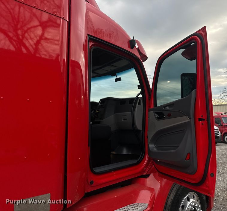 image for item EH3849 2017 Peterbilt  579 semi truck