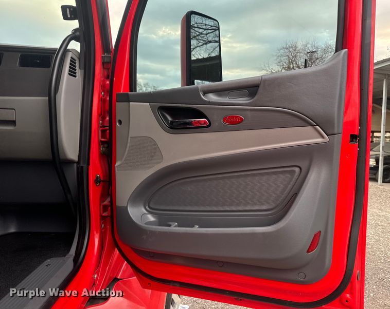 image for item EH3849 2017 Peterbilt  579 semi truck