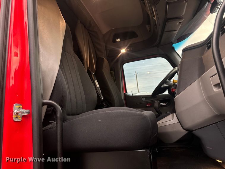 image for item EH3849 2017 Peterbilt  579 semi truck