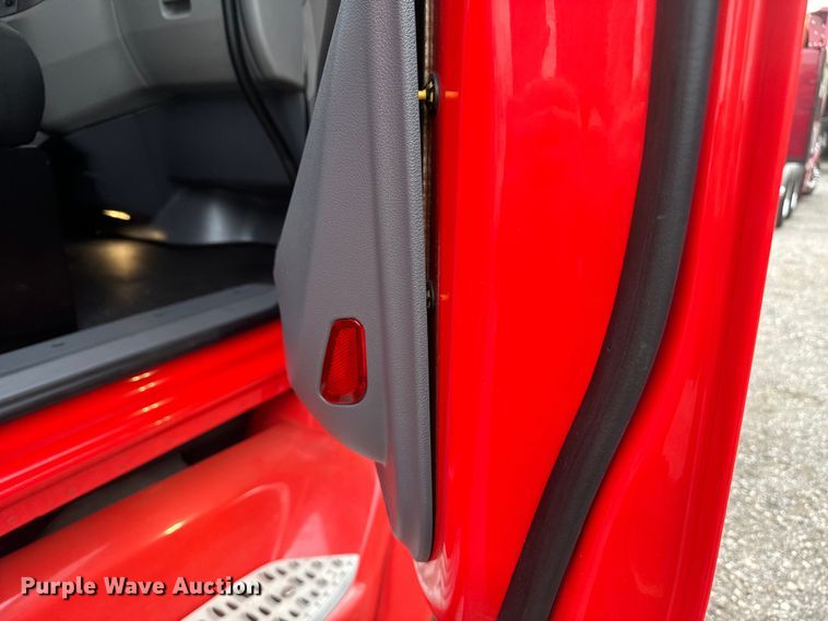 image for item EH3849 2017 Peterbilt  579 semi truck