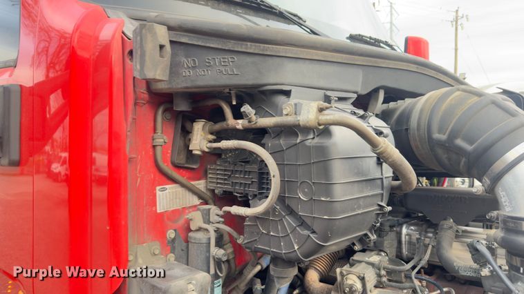 image for item EH3849 2017 Peterbilt  579 semi truck