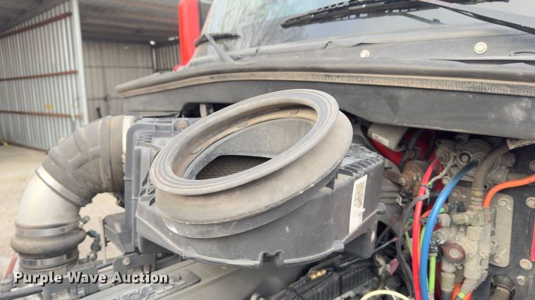 image for item EH3849 2017 Peterbilt  579 semi truck