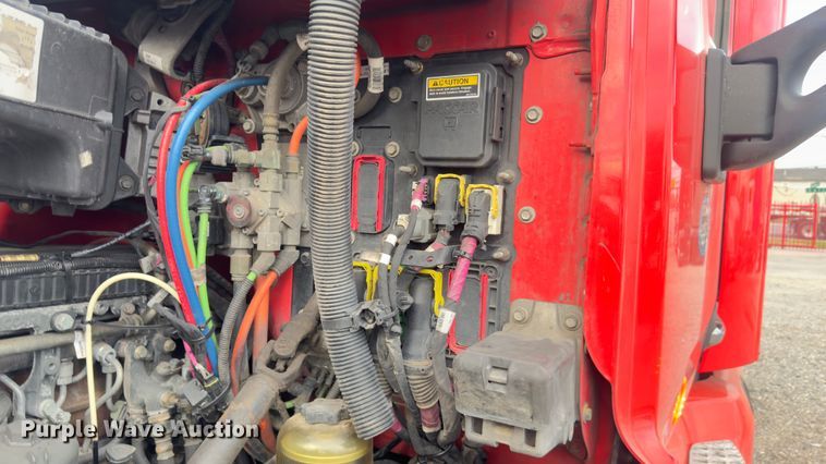 image for item EH3849 2017 Peterbilt  579 semi truck