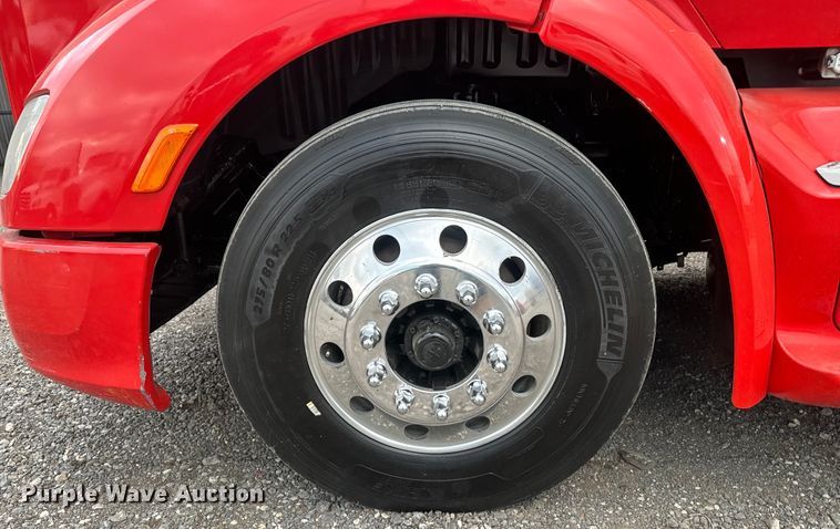 image for item EH3849 2017 Peterbilt  579 semi truck