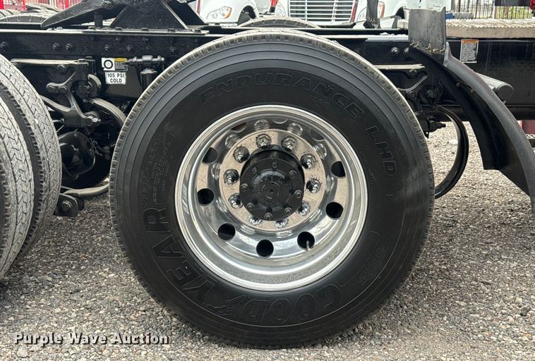 image for item EH3849 2017 Peterbilt  579 semi truck