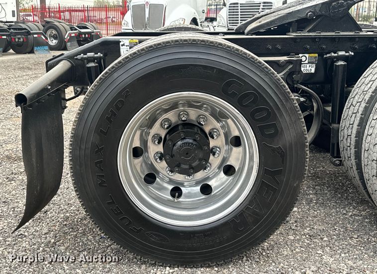 image for item EH3849 2017 Peterbilt  579 semi truck