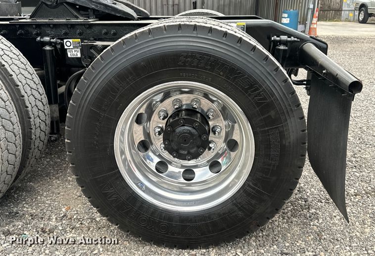 image for item EH3849 2017 Peterbilt  579 semi truck