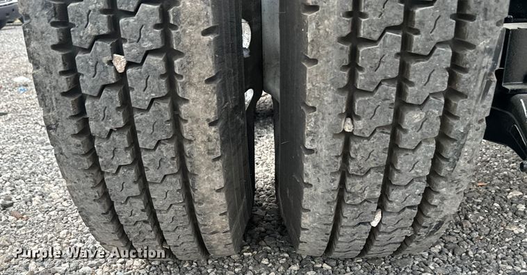 image for item EH3849 2017 Peterbilt  579 semi truck