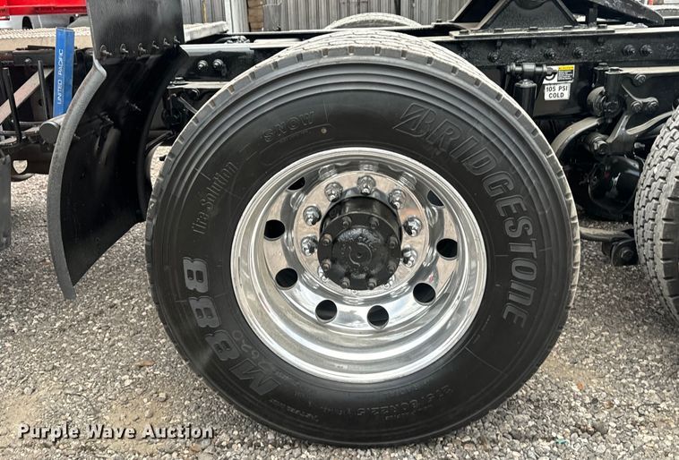 image for item EH3849 2017 Peterbilt  579 semi truck