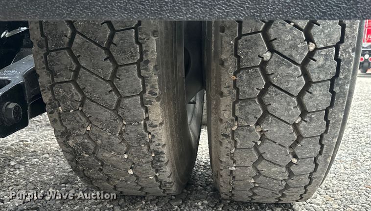 image for item EH3849 2017 Peterbilt  579 semi truck