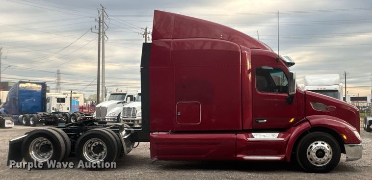 image for item EH3850 2017 Peterbilt 579 semi truck