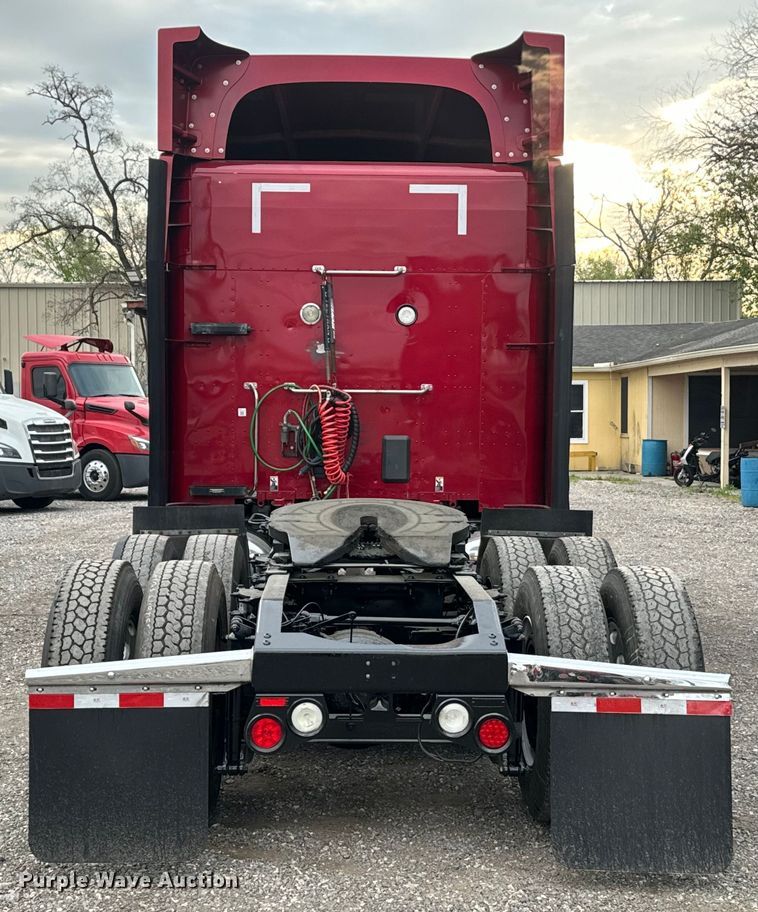 image for item EH3850 2017 Peterbilt 579 semi truck