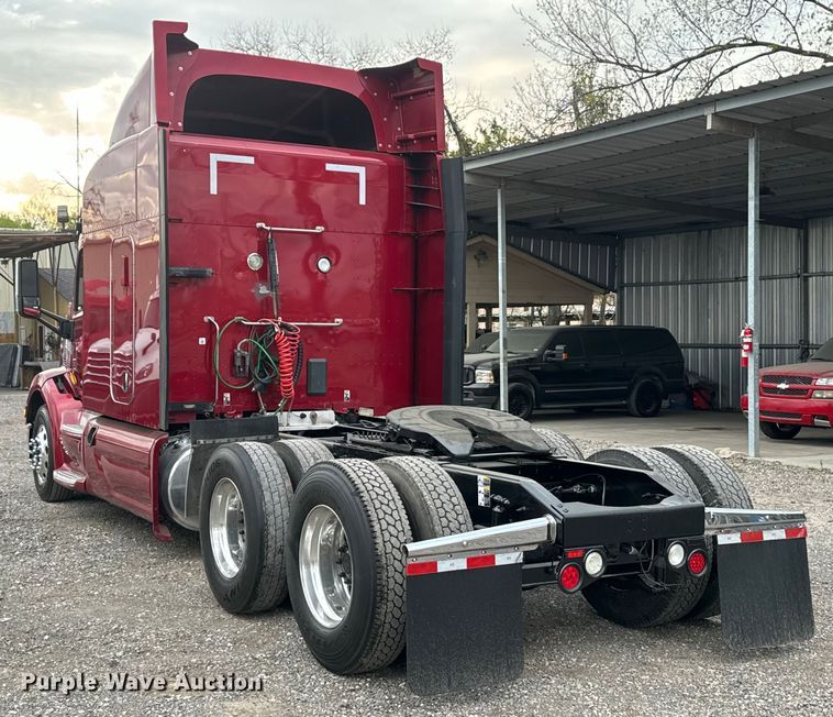 image for item EH3850 2017 Peterbilt 579 semi truck