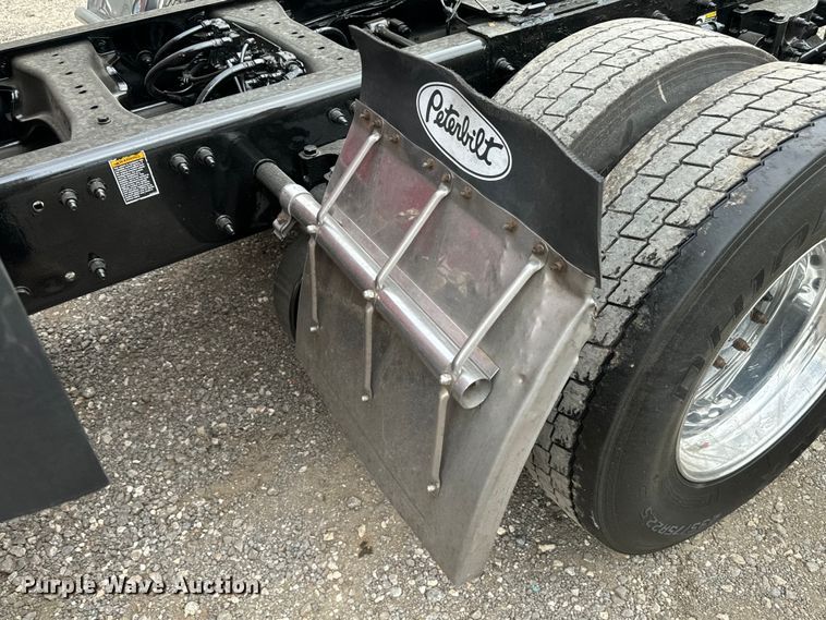image for item EH3850 2017 Peterbilt 579 semi truck