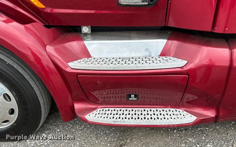 image for item EH3850 2017 Peterbilt 579 semi truck