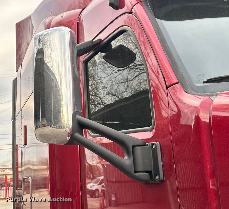 image for item EH3850 2017 Peterbilt 579 semi truck