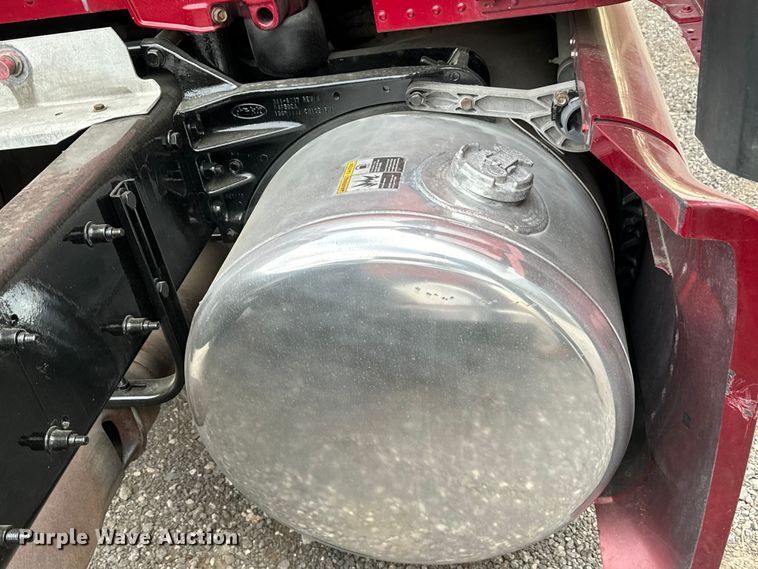 image for item EH3850 2017 Peterbilt 579 semi truck