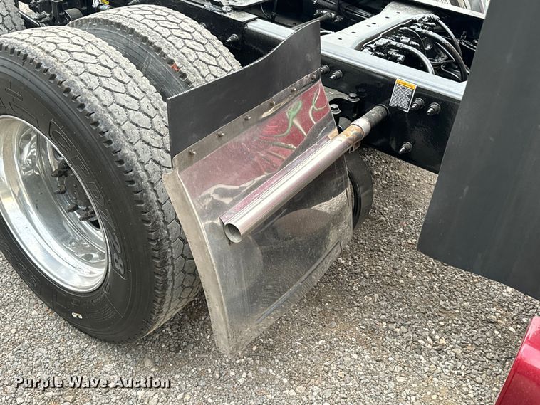 image for item EH3850 2017 Peterbilt 579 semi truck