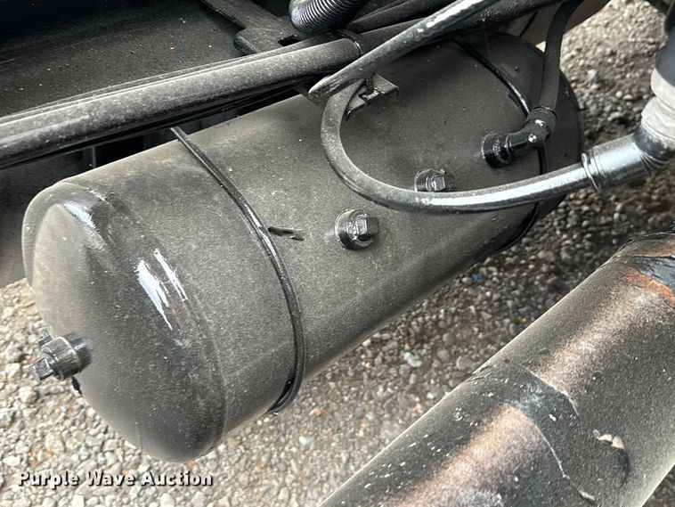 image for item EH3850 2017 Peterbilt 579 semi truck