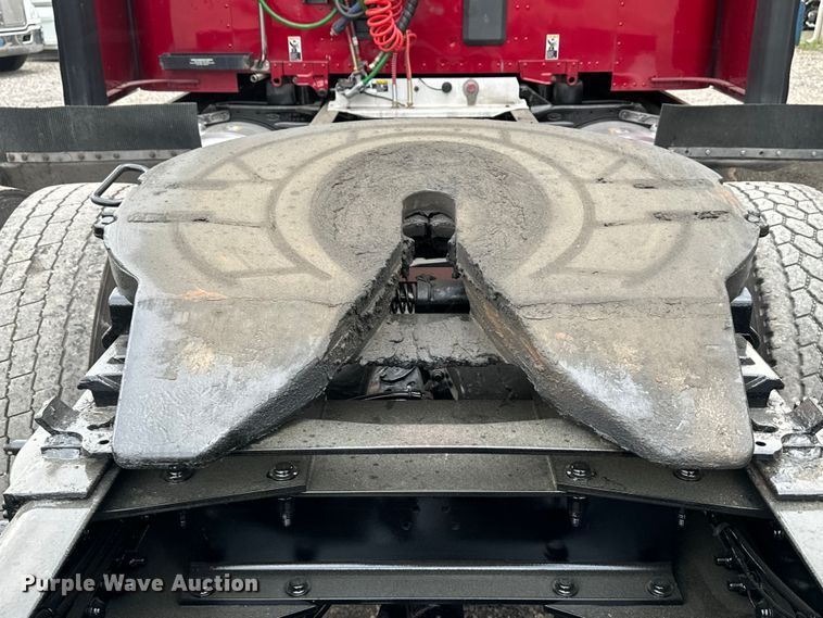 image for item EH3850 2017 Peterbilt 579 semi truck