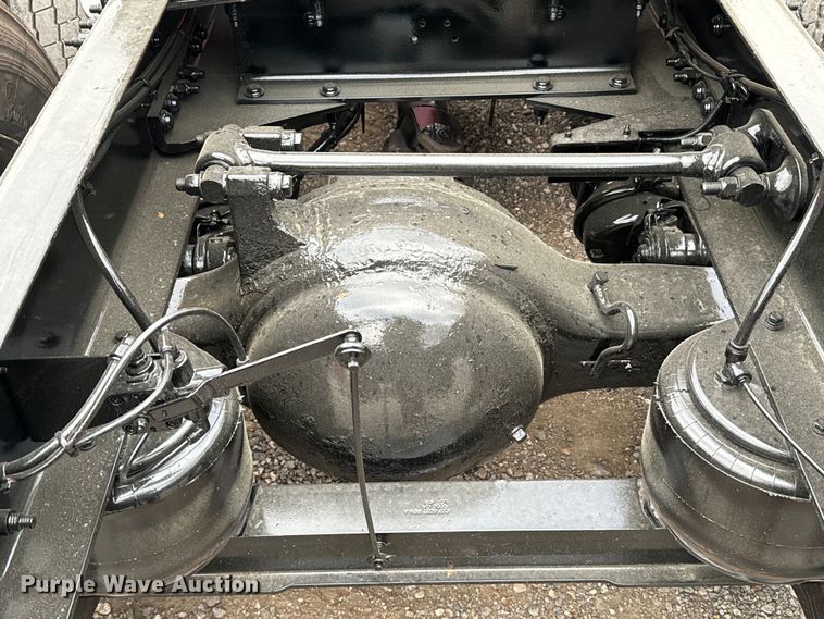 image for item EH3850 2017 Peterbilt 579 semi truck