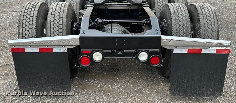 image for item EH3850 2017 Peterbilt 579 semi truck