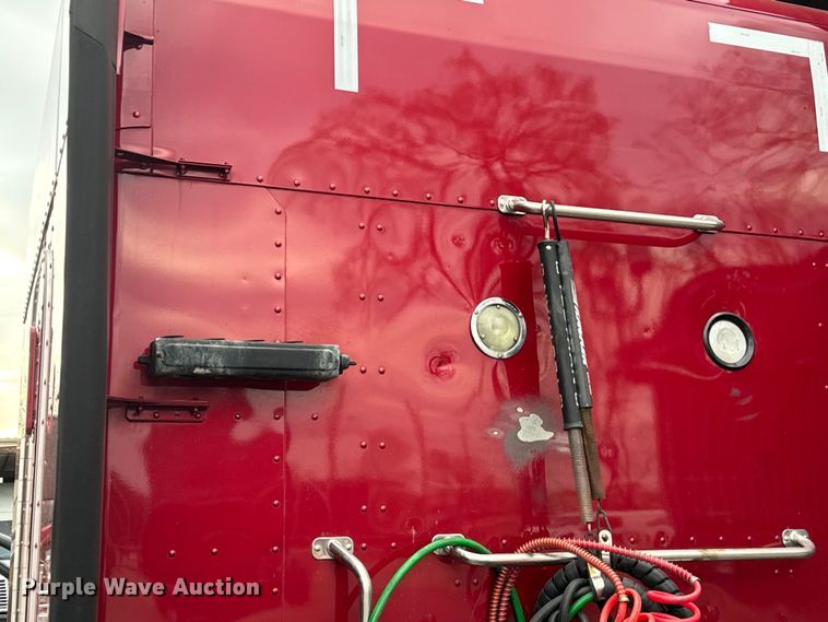 image for item EH3850 2017 Peterbilt 579 semi truck