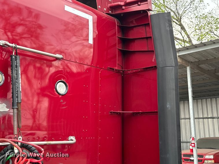 image for item EH3850 2017 Peterbilt 579 semi truck